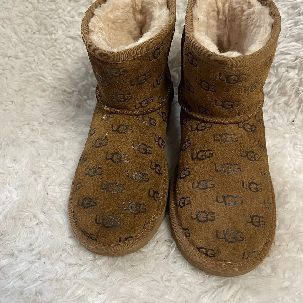 UGG Classic Mini II Embossed Chestnut Suede Sheepskin Lined Ankle Boots girl SZ4